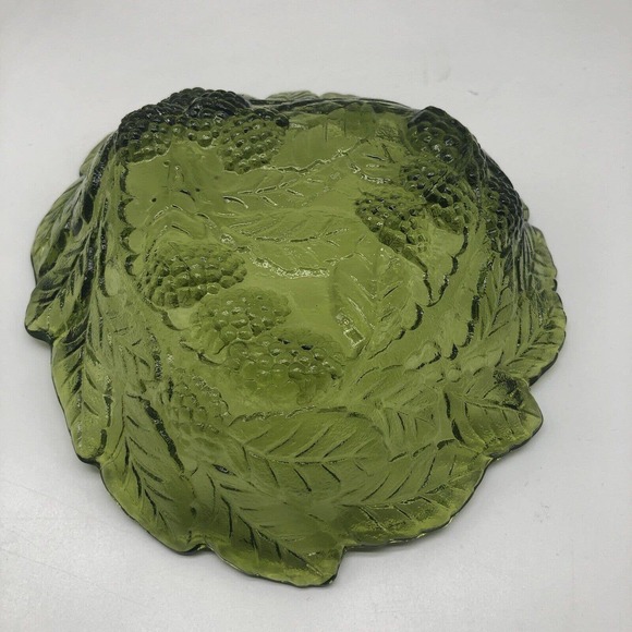 VTG Green Glass Grapes Leaves Scallop Edge Candy Dish Trinket MidCentury Bowl A1 - Picture 3 of 6